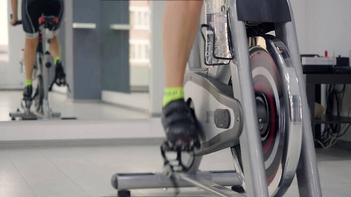 라이프스타일 컨셉 교실 발 추상 실내 건강 사람없음 운동복 운동 자전거 헬스사이클 기계 장비 닫기 승차 몸무게 연습 체육관 트레이너 순환 칼로리 사이클링 안장 돌리기 페달 자극 4K HD MOV 해외동영상 클립영상 옷 교육 무늬 학교 모션 내부 생활 신체부위 바이크 운동기구 헬스 육상스포츠 동영상 파일형식