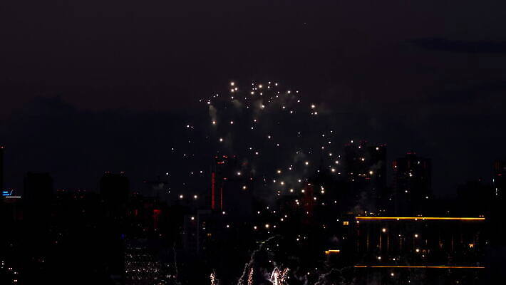 기념일 여행 백그라운드 하늘 불 휴가 불꽃 기념 폭죽 불꽃놀이 이벤트 사람없음 빨간색 물 빛 강 컬러풀 파티 축제 기쁨 축하 도시 야간 저녁 쇼 경례 스카이라인 광 크리스마스이브 4K MOV 해외동영상 클립영상 자연요소 감정 컬러 컨셉 크리스마스 놀이 인사 밤 동영상 파일형식 예절