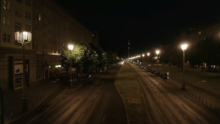 주간 유럽 여행 이동 건축양식 교통시설 모션 자동차 독일 미술 사람없음 건물 파란색 기차 기둥 도시 시간 역사 야간 저녁 심볼 속도 대문 전차 베를린 천연기념물 랜드마크 수도권 4K 타임랩스 MOV 해외동영상 클립영상 자연요소 건축물 건축 나라 육상교통 컬러 교통 컨셉 문화예술 대중교통 촬영기법 문 시설 지역 동영상 파일형식