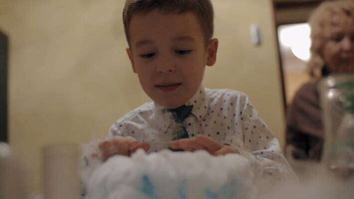 백인 교육 어린이 과학 주택 건조 실험 사람 소년 얼음 공연 흰색 액체 실험실 연기 혼합 손목시계 호기심 관심 화학자 MOV 해외동영상 슬로모션 클립영상 자연요소 서양인 남자 감정 시계 컬러 컨셉 장신구 촬영기법 이벤트 건물 과학자 동영상 파일형식