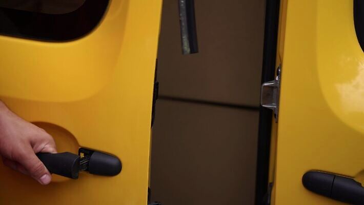 산업 백그라운드 비즈니스 포장 교통시설 자동차 한명 상자 노란색 쌓기 상점 재활용 화물 변화 황금 컨테이너 창고 오브젝트 서비스 패키지 수납 엔진 소매 판지 고립 자동 4K MOV 해외동영상 클립영상 1 육상교통 컬러 교통 컨셉 모션 사람 운송업 시설 친환경 동영상 파일형식