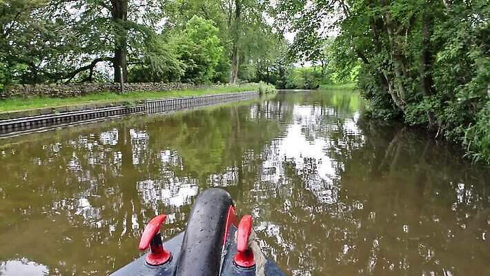 나무 전통 영어 여행 교통시설 자연 하늘 휴가 영국 잉글랜드 파노라마 사람없음 야외 초록색 물 강 반사 평화 시골 보트 크루즈 활 수로 운하 멀리 내추럴 범퍼 MP4 해외동영상 클립영상 자연요소 식물 문자 유럽 컬러 교통 컨셉 배_교통 촬영기법 시설 생태계 동영상 파일형식