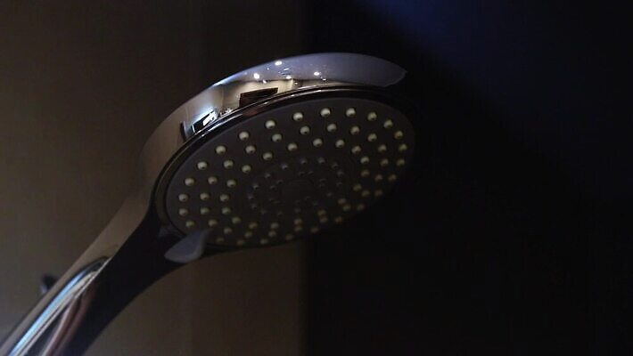 따뜻함 사람없음 내부 물 빛 달리기 머리 금속 힘 목욕 젖음 흐름 추위 욕실 물방울 신선 뜨거움 액체 붓기 떨어짐 씻기 빨래 시원함 싱크대 수도꼭지 화장실 분무기 제트기 쏟아짐 닦기 노즐 변기통 샤워실 스프링쿨러 위생관리 MOV 해외동영상 클립영상 자연요소 컨셉 가사 모션 재질 비행기 관리 신체부위 청결 개수대 동영상 샤워시설 파일형식