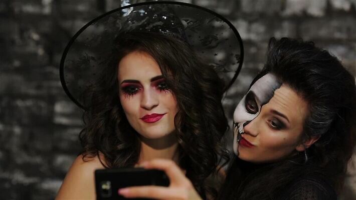 모자 전통 드레스 여자 얼굴 호박 휴가 기념 미소 사람 두명 빨간색 섹시 파티 검은색 어둠 할로윈 마법사 마술사 죽음 표현 야간 저녁 신비 셀프카메라 무서움 악마 마녀 마법 10월 흡혈귀 나쁜 고딕 악몽 지옥 호러 MP4 해외동영상 클립영상 자연요소 잡화 옷 감정 컬러 컨셉 채소 표정 이벤트 신체부위 사진촬영 마술 날짜 공포 동영상 파일형식