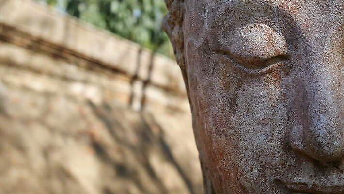 전통 공원 아시아 종교 문화 얼굴 선 조각 백그라운드 불교 태국 미술 사람없음 장식 조각상 숫자 머리 평화 믿음 화목 골동품 바위 기도 사찰 역사 승려 심볼 묘사 명상 신성 빛망울 숭배 신앙심 옛날 4K MOV 해외동영상 클립영상 문자 공공시설 감정 나라 컨셉 종교건축 문화예술 신체부위 빛 조형물 돌_바위 성직자 동영상 파일형식