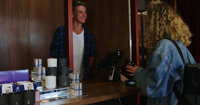 백인 여자 남자 가구 돈 청소년 영국 잉글랜드 실내 사람 20대 두명 쇼핑 상점 신용카드 선택 구매 계산대 고객 런던 결제 부티크 포스기 성인여자만 4K MOV 해외동영상 클립영상 서양인 유럽 생활용품 컨셉 청년 내부 금융 기계 재산 동영상 여자만 성인만 파일형식