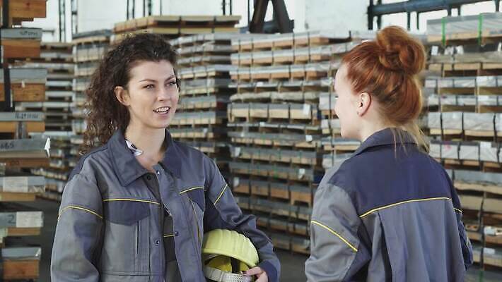 직업 여자 산업 유니폼 회사 비즈니스 포장 통신 공장 성공 노동자 기념 함께함 안전 두명 친구 화물 축하 작업 작업실 기술자 배달원 안전모 헬멧 종업원 창고 동료 수납 짐싸기 경영 조작 공급 4K MOV 해외동영상 클립영상 옷 컨셉 공업 관계 사람 운송업 안전장비 보호장비 동영상 파일형식