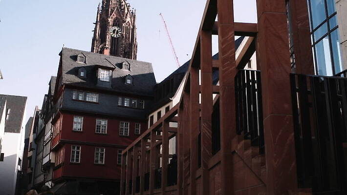 유럽 기독교 종교 로우앵글 여행 겨울 건축양식 하늘 독일 사람없음 건물 관광지 탑 맑음 도시 역사 시계탑 구시가지 랜드마크 명승지 프랑크푸르트 MOV 해외동영상 슬로모션 클립영상 건축물 계절 건축 나라 뷰포인트 날씨 촬영기법 풍경 동영상 파일형식