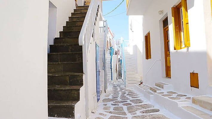 전통 꽃 딸 유럽 어린이 섬 여행 건축양식 창문 가족 지붕 휴가 거리 선인장 주택 사람 야외 두명 건물 파란색 컬러풀 달리기 교회 문 마을 흰색 도시 지중해 그리스 좁은 타운 산토리니 언니 그리스인 미코노스섬 숭배 MOV 해외동영상 클립영상 서양인 식물 건축물 건축 나라 바다 컬러 관계 종교건축 모션 자매 동영상 파일형식
