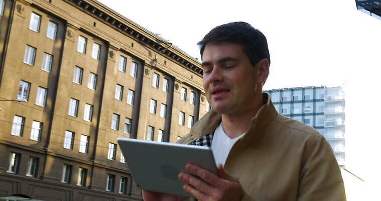 주간 라이프스타일 유럽 도로 건축양식 자동차 거리 사람 사람없음 야외 건물 전자제품 컴퓨터 태블릿 터치패드 알약 디지털 산책 도시 퍼즐 휴대용 무선전화기 문제 패드 방법 배려 에스토니아 터치스크린 4K MOV 해외동영상 클립영상 자연요소 건축물 건축 나라 길 육상교통 교통시설 휴식 생활 스마트기기 약 전화기 오브젝트 동영상 파일형식