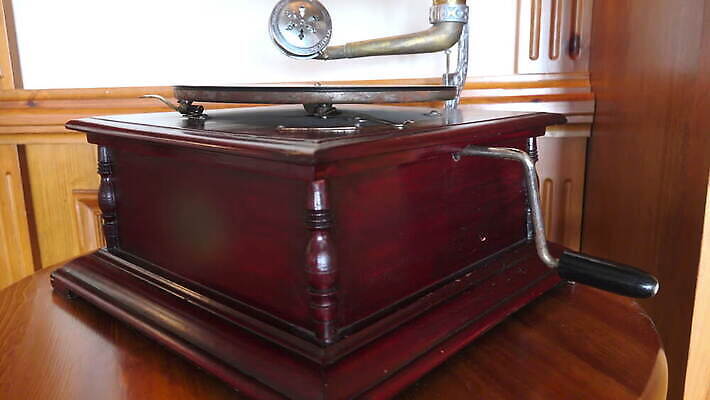 음악 가구 백그라운드 미술 사람없음 목재 상자 소리 듣기 장비 수확 골동품 역사 클래식 향수 오브젝트 복고 오디오 축음기 비닐 고물 옛날 플레이어 회복 스타일 4K HD MOV 해외동영상 클립영상 나무 음향기기 생활용품 컨셉 농업 재료 모션 재질 문화예술 전자제품 화장품 동영상 파일형식