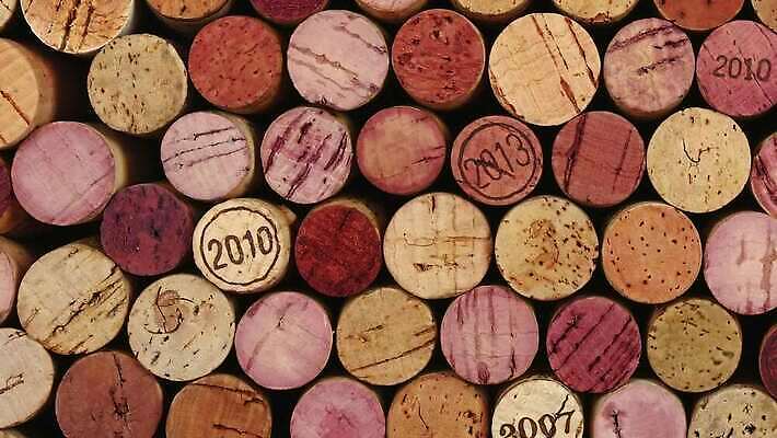 음료 컬러 백그라운드 패턴 사람없음 빨간색 컬러풀 갈색 쌓기 와인 여러개 수확 마개 닫기 플러그 전기에너지 미끄럼틀 수집 연도 질감 코르크 흙더미 내추럴 옛날 줄서기 중고 많음 4K MP4 해외동영상 클립영상 다수 컨셉 무늬 농업 모션 주류 흙 에너지 뚜껑 놀이기구 동영상 파일형식 더미