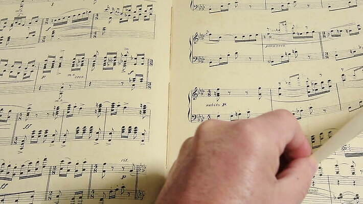 디자인 종이 줄 음악 백그라운드 음표 노래 놀이 열쇠 미술 사람없음 목재 갈색 검은색 쪽지 화목 소리 콘서트 공연 음악가 수확 골동품 흰색 기구 클래식 심볼 복고 페이지 점수 시트 오케스트라 교향곡 구성 멜로디 뮤지컬 옛날 작곡가 스타일 MOV 해외동영상 클립영상 나무 직업 기호 컬러 컨셉 농업 재료 문화예술 이벤트 악단 동영상 파일형식