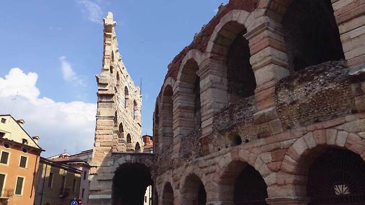 외관 문화 여행 건축양식 하늘 사람없음 건물 파란색 빛 황혼 경기장 이탈리아 골동품 도시 시간 역사 야간 저녁 로마 극장 아치 콜로세움 원형경기장 빛망울 랜드마크 로마인 베로나 옛날 제국 파멸 검투사 포럼 4K 타임랩스 MP4 해외동영상 클립영상 자연요소 직업 건축물 건축 유럽 컬러 컨셉 스포츠시설 촬영기법 인종 일몰 토론 동영상 파일형식 소멸