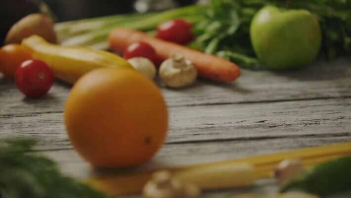 백인 라이프스타일 여자 행복 음식 다이어트 채소 재료 탁자 주택 건강 관리 요리 사람 사람없음 빨간색 초록색 주방 식당 요리사 식사 저녁식사 샐러드 흰색 신선 맛 자르기 먹기 준비 유기농 날것 내추럴 점심식사 채식주의자 맛있는 4K MOV 해외동영상 클립영상 서양인 직업 웰빙 감정 컬러 가구 컨셉 모션 건물 생활 상점 채식 동영상 파일형식