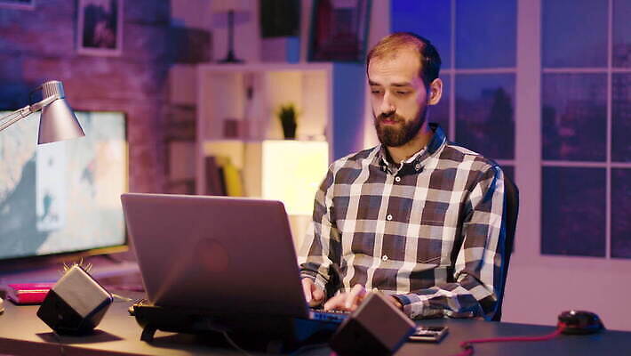 백인 라이프스타일 남자 인터넷 비즈니스 통신 수염 아파트 주택 기술 실내 사람 앉기 성인 노트북 스마트폰 방 관찰 타이핑 업무 야간 사이버 무선전화기 집중 책상 바쁨 업무과다 온라인 빛망울 소프트웨어 심각 프리랜서 4K MOV 해외동영상 클립영상 자연요소 서양인 직업 가구 컨셉 모션 내부 건물 생활 전자제품 빛 핸드폰 스마트기기 작업 전화기 동영상 파일형식