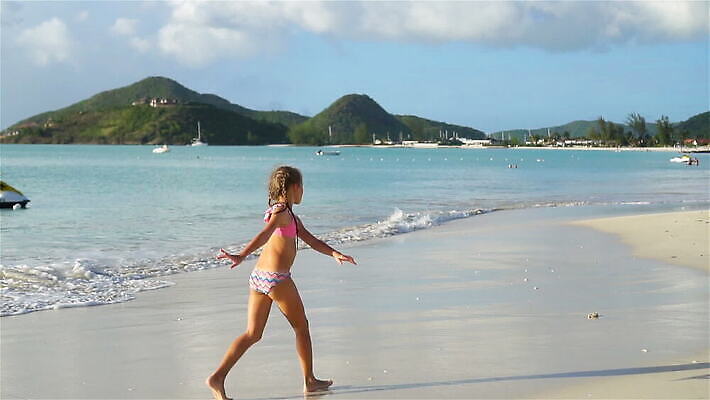 백인 라이프스타일 여자 행복 어린이 모래 바다 휴가 한명 야외 물 점프 기쁨 흰색 MOV 해외동영상 슬로모션 클립영상 자연요소 서양인 1 감정 컬러 모션 촬영기법 사람 생활 동영상 파일형식