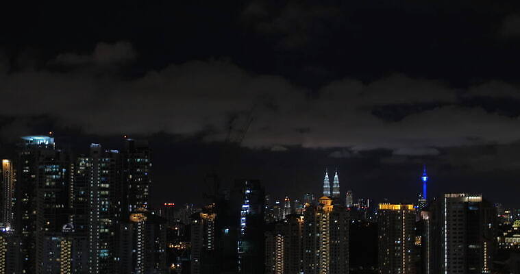 여행 건축양식 하늘 호텔 지붕 휴가 휴식 항해 파노라마 사람없음 야외 건물 물 여름 빛 도시풍경 반사 탑 고층빌딩 수영 어둠 황혼 도시 도심 야간 저녁 당구 쌍둥이 장면 지역 타운 스카이라인 말레이시아 4K MOV 해외동영상 클립영상 자연요소 건축물 계절 건축 아시아 컨셉 배_교통 가족 숙소 촬영기법 풍경 빌딩 구기 일몰 수상스포츠 동영상 파일형식