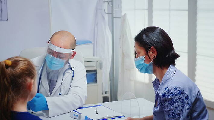 직업 딸 얼굴 어린이 청진기 엄마 엑스레이 건강 병원 대화 가면 설명 앉기 알약 약 시험 환자 의사 수비 바이러스 확인 컨설턴트 약속 전자 방문 보여주기 깨짐 소아과의사 코로나바이러스 4K MOV 해외동영상 클립영상 교육 컨셉 의학 가족 의료기기 모션 말하기 사람 신체부위 의료진 전문직 상담 동영상 파일형식