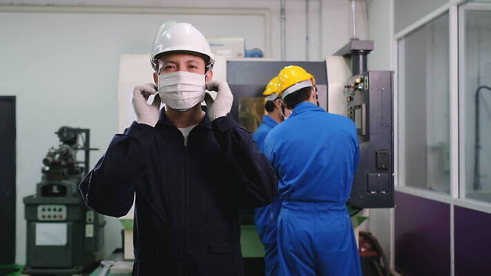 직업 산업 비즈니스 공장 노동자 직장 건강 가면 마스크 안전 사람 동양인 세명 건강관리 기계 화물 업무 작업장 수비 수술 기술자 엔지니어 바이러스 제조 보호 위생 헬멧 창고 확인 경영자 공학 유지 제어 착용 코로나바이러스 뉴노멀 4K MOV 해외동영상 클립영상 교육 컨셉 회사 공업 의학 모션 관리 인종 치료 경제 운송업 작업 보호장비 리더 동영상 파일형식