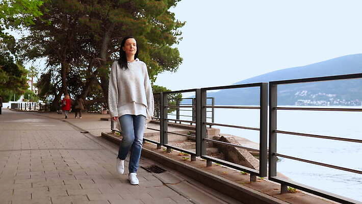 라이프스타일 응시 계절 여자 행복 바다 여행 백그라운드 운동화 겨울 자연 날리기 바람 날씨 휴가 산 갈색머리 한명 사람 해변 야외 뒷모습 초록색 물 파란색 태양 여행객 걷기 항구 일몰 봄 산책 산책로 추위 자유 도시 스웨터 발견 몬테네그로 4K MOV 해외동영상 클립영상 자연요소 1 헤어스타일 시선 감정 길 뷰포인트 컬러 신발 컨셉 상의 교통시설 모션 휴식 생활 노을 생태계 동영상 파일형식