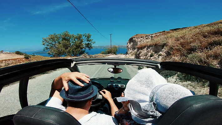 백인 라이프스타일 커플 여자 행복 도로 여행 자동차 휴가 사람 야외 두명 기쁨 운전 자유 그리스 오픈카 산토리니 4K MOV 해외동영상 클립영상 서양인 감정 유럽 길 육상교통 컨셉 관계 교통시설 모션 승용차 생활 동영상 파일형식