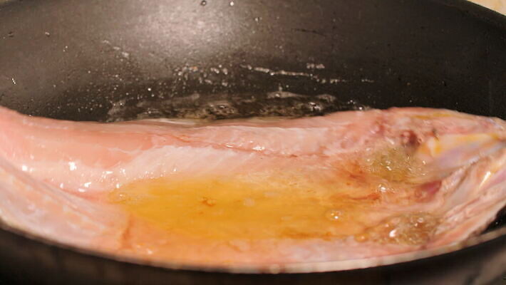 접시 음식 조각 다이어트 재료 건강 육류 어류 요리 사람없음 금속 주방 검은색 식사 저녁식사 튀김 신선 뜨거움 맛 인스턴트 상품 허리 해산물 준비 올리브 회전 날것 소금 점심식사 단백질 오메가 핸드메이드 맛있는 4K MOV 해외동영상 클립영상 식기 열매 컬러 컨셉 식재료 재질 신체부위 수중동물 동영상 영양소 파일형식