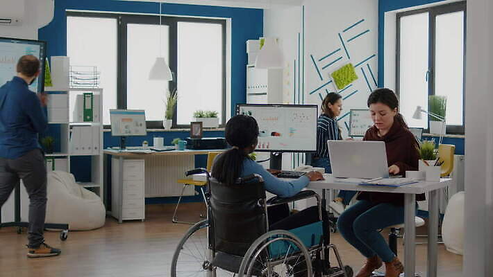 회사 비즈니스 사업가 통계 노동자 직장 함께함 대화 앉기 사람없음 금융 경제 컴퓨터 사무실 우주 검은색 자료 가리킴 작업 작업실 장애인 종업원 동료 확인 휠체어 경영자 창업 보여주기 다민족 장애 프로젝트 4K MOV 해외동영상 클립영상 직업 컬러 컨셉 관계 모션 말하기 손짓 전자제품 리더 자영업 동영상 파일형식