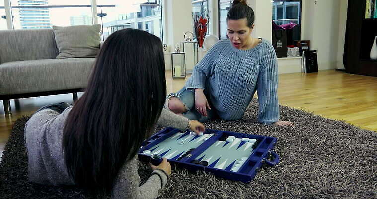 라이프스타일 커플 여자 창문 가정 관계 레저 휴식 잉글랜드 아파트 실내 앉기 풍경 성인 두명 30대 경쟁 우정 런던 시티라이프 성인여자만 4K MOV 해외동영상 클립영상 컨셉 모션 영국 주택 사람 내부 생활 장년 친구 동영상 여자만 성인만 파일형식