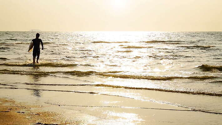 라이프스타일 남자 실루엣 스포츠 파도 바다 여행 백그라운드 자연 휴가 한명 사람 야외 태양 일출 일몰 서핑보드 서퍼 4K MOV 해외동영상 클립영상 자연요소 1 운동선수 촬영기법 생활 노을 보드_스포츠 생태계 동영상 파일형식