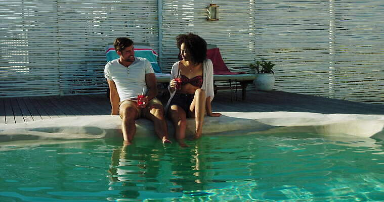 백인 커플 여자 남자 음료 여행 가구 의자 아프리카 청소년 리조트 휴가 휴식 수영장 함께함 앉기 20대 성인 야외 두명 물 30대 관광지 마시기 휴양지 남아프리카 케이프타운 성인여자만 혼혈 4K MOV 해외동영상 클립영상 자연요소 서양인 나라 생활용품 컨셉 관계 모션 사람 청년 장년 장소 다문화 동영상 남아프리카공화국 여자만 성인만 파일형식