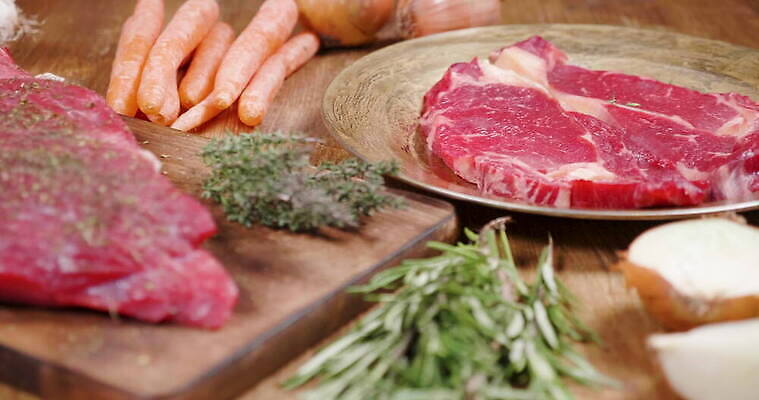 동물 접시 잡화 음식 조각 백그라운드 다이어트 채소 양파 건강 마늘 육류 돼지고기 스테이크 요리 비프스테이크 사람없음 빨간색 주방 식당 식사 당근 소고기 신선 혈액 그릴 바비큐 자르기 날것 슬라이스 후추 로즈메리 내추럴 단백질 식용 4K MOV 해외동영상 클립영상 식기 컬러 식재료 모션 주방용품 뿌리채소 서양음식 상점 허브 향신료 동영상 영양소 파일형식