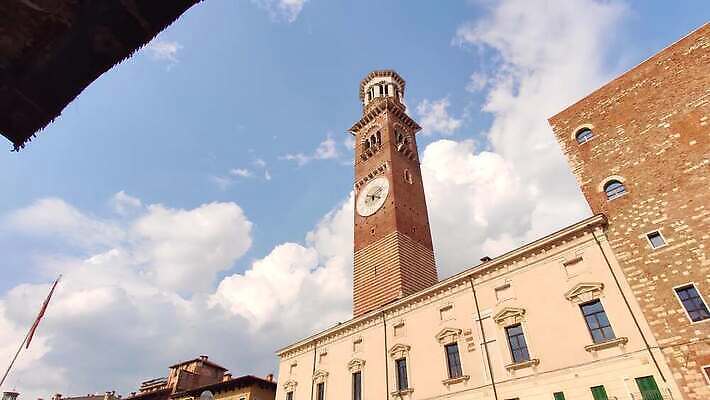 유럽 문화 여행 건축양식 하늘 거리 안테나 파노라마 사람없음 건물 파란색 도시풍경 성당 교회 탑 일몰 이탈리아 도시 중세 역사 정상 장면 타운 스카이라인 랜드마크 베로나 옛날 4K MP4 해외동영상 클립영상 건축물 건축 나라 컬러 통신 종교건축 촬영기법 풍경 노을 동영상 파일형식