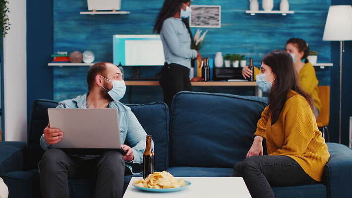 행복 거실 주택 맥주 대화 가면 마스크 앉기 사람없음 친구 노트북 소파 글로벌 파티 우정 펼침 그룹 아프리카인 바이러스 보호 예방 번짐 다인종 섞기 소셜 의사소통 코로나바이러스 사회적거리두기 사교적 뉴노멀 4K MOV 해외동영상 클립영상 외국인 감정 캠페인 컨셉 의자 관계 모션 주류 말하기 인종 이벤트 건물 경제 전자제품 동영상 파일형식 효과