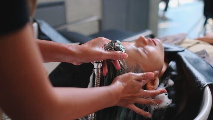 백인 직업 라이프스타일 헤어스타일 여자 얼굴 비즈니스 장신구 휴식 노동자 건강 두명 물 머리 상점 스파 업무 고급 빨래 미용사 이발 고객 서비스 시작 준비 샴푸 단계 이발소 돌봄 린스 스타일리스트 이발사 스타일 4K MOV 해외동영상 클립영상 자연요소 서양인 컨셉 가사 모션 사람 생활 신체부위 위생용품 작업 뷰티샵 동영상 파일형식