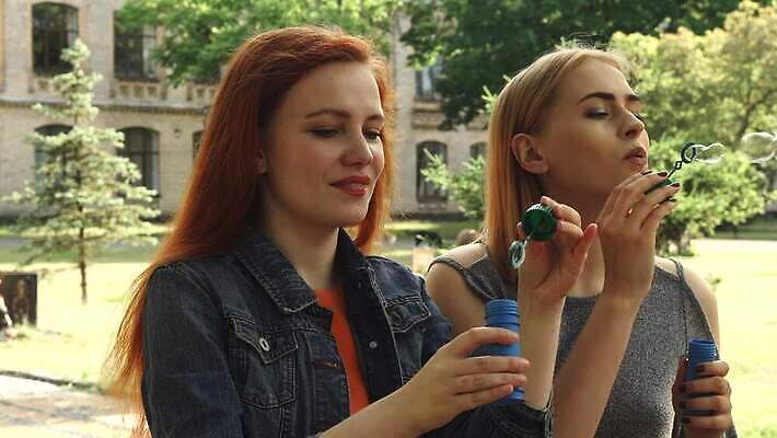 라이프스타일 커플 응시 공원 여자 행복 얼굴 2 통신 청소년 휴식 함께함 관리 서기 미소 웃음 소녀 야외 두명 초록색 여름 친구 금발 맑음 우정 거품 기쁨 립스틱 반지 유머 손톱관리 불기 손톱 보석 입술 대학교 비누 빨간머리 소셜 4K MOV 해외동영상 클립영상 헤어스타일 손 시선 계절 공공시설 감정 어린이 컬러 컨셉 장신구 학교 관계 모션 날씨 표정 사람 생활 신체부위 위생용품 화장품 네일아트 광석 동영상 파일형식