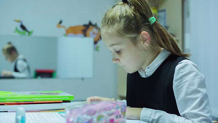 교육 종이 어린이 교실 학교 상상 놀이 탁자 수업 주택 실내 이야기 한명 책 스터디 금발 연필 펜 공책 퍼즐 그리기 바이러스 읽기 책상 바쁨 최초 초보 사스 문해 코로나바이러스 락다운 MOV 해외동영상 클립영상 1 헤어스타일 가구 모션 문구용품 학용품 사람 내부 건물 학습 필기구 질병 동영상 파일형식
