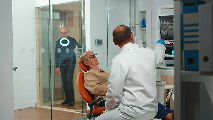 직업 엑스레이 건강 치과 병원 설명 치료 약 건강관리 스크린 장비 환자 의사 가리킴 입 치아 치과의사 방문 틀니 방사선 옛날 치아교정 치통 4K 구강학 MOV 해외동영상 클립영상 의학 모션 관리 손짓 신체부위 의료진 소화기관 질병 교정 동영상 파일형식