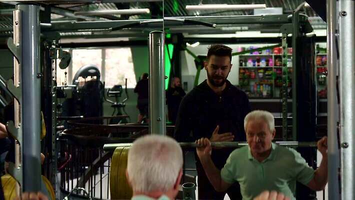 모양 백인 라이프스타일 남자 스포츠 포즈 운동화 상의 신체 근육 건강 성인 두명 운동복 운동 힘 거울 회색 모임 바 몸무게 결심 보디빌딩 연습 어깨 컨설턴트 체육관 근육질 역도 돌봄 리프팅 옛날 4K MOV 해외동영상 클립영상 서양인 옷 컬러 신발 컨셉 모션 사람 생활 신체부위 헬스 전문직 몸매 상담 동영상 파일형식