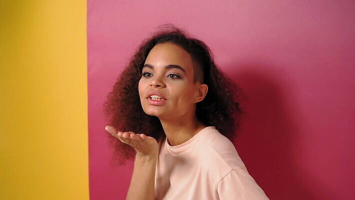 모델 학생 손 응시 여자 행복 감정 얼굴 백그라운드 키스 갈색머리 실내 한명 사람 인종 뷰티 유행 카메라 귀여움 검은색 표현 자신감 입 불기 피부 입술 긍정 다민족 내추럴 고립 타격 스타일 4K MOV 해외동영상 클립영상 1 헤어스타일 시선 컬러 컨셉 모션 내부 신체부위 전자제품 애정표현 동영상 파일형식