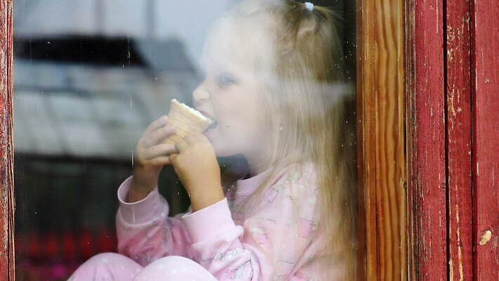 백인 응시 감정 얼굴 어린이 아이스크림 스트레스 아파트 주택 한명 금발 반사 방 수확 분노 기다림 고독 충돌 버리기 문제 소셜 우울증 지라 피해자 4K MOV 해외동영상 클립영상 서양인 1 헤어스타일 시선 농업 모션 디저트 사람 건물 신체부위 피해 질병 동영상 파일형식