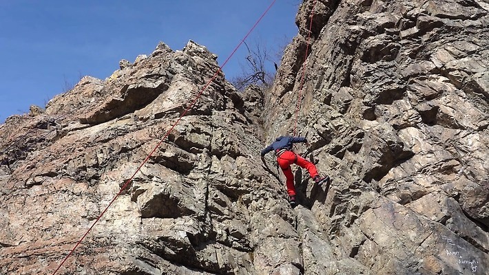 라이프스타일 손 옷 밧줄 스포츠 장갑 산 안전 사람 경사 성인 야외 금속 등산 하이킹 장비 그룹 보호 8 위험 보안 오르기 매듭 암초 기어 보험 산악가 4K MP4 해외동영상 클립영상 잡화 줄 컨셉 모션 재질 레저 생활 신체부위 숫자 트래킹 동영상 파일형식