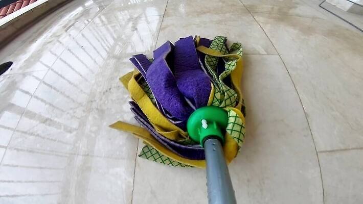 직업 옷 여자 가사 가정 바닥 주택 실내 서기 사람 성인 사람없음 일상 사무실 발코니 흰색 신선 잡기 작업 위생 씻기 빨래 빗자루 청소 타일 서비스 먼지 광택 걸레 청소부 대걸레 정리함 1인칭시점 4K MP4 해외동영상 클립영상 시선 컬러 비즈니스 모션 내부 건물 라이프 청결 청소도구 동영상 파일형식