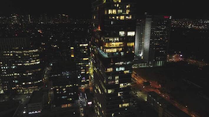 컬러 비즈니스 건축양식 미래 전등 안테나 파노라마 사람없음 건물 빛 도시풍경 사무실 탑 고층빌딩 일몰 도시 고급 도심 야간 큼 보케 지역 대도시 스카이라인 빛망울 광 드론 랜드마크 이스라엘 코스모폴리탄 4K MOV 해외동영상 클립영상 자연요소 건축물 건축 컨셉 통신 조명 촬영기법 풍경 빌딩 노을 칵테일 크기 동영상 서아시아 파일형식