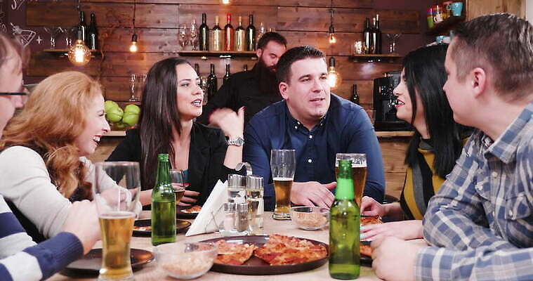 백인 라이프스타일 여자 남자 행복 음료 데이트 유리 탁자 휴가 맥주 피자 함께함 실내 대화 미소 웃음 사람 성인 내부 친구 파티 식당 우정 모임 축하 알코올 칵테일 바 그룹 야간 저녁 먹기 토스트 유흥 4K MOV 해외동영상 클립영상 자연요소 서양인 감정 빵 가구 컨셉 관계 모션 재질 주류 패스트푸드 서양음식 표정 말하기 이벤트 생활 상점 밤 동영상 파일형식