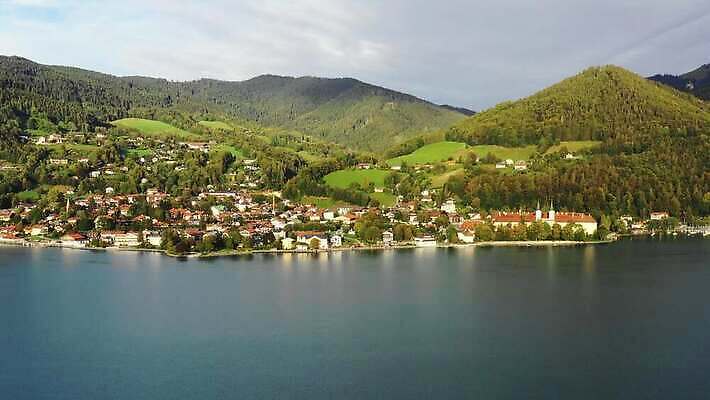 나무 유럽 호수 여행 자연 하늘 산 독일 파노라마 사람없음 야외 물 파란색 관광지 교회 마을 보트 언덕 장면 타운 바이에른 바이에른사람 산맥 4K MP4 해외동영상 클립영상 자연요소 식물 나라 컬러 배_교통 종교건축 촬영기법 건물 도시 생태계 동영상 파일형식