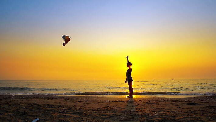 라이프스타일 실루엣 어린이 자연 놀이 한명 서기 사람 소년 야외 일몰 연날리기 4K MOV 해외동영상 클립영상 1 남자 모션 촬영기법 생활 노을 전통놀이 생태계 동영상 파일형식