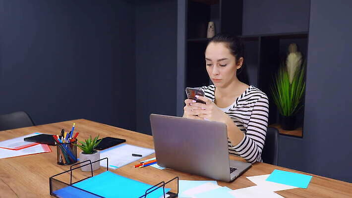 백인 직업 여자 감정 얼굴 비즈니스 사업가 모바일 갈색머리 세포 한명 미소 앉기 성인 내부 노트북 스마트폰 핸드폰 컴퓨터 사무실 자료 기쁨 분노 짜증 타이핑 업무 작업 자신감 종업원 스마트 집중 보여주기 채팅 4K MOV 해외동영상 클립영상 서양인 1 헤어스타일 컨셉 모션 표정 사람 신체부위 전자제품 스마트기기 동영상 파일형식