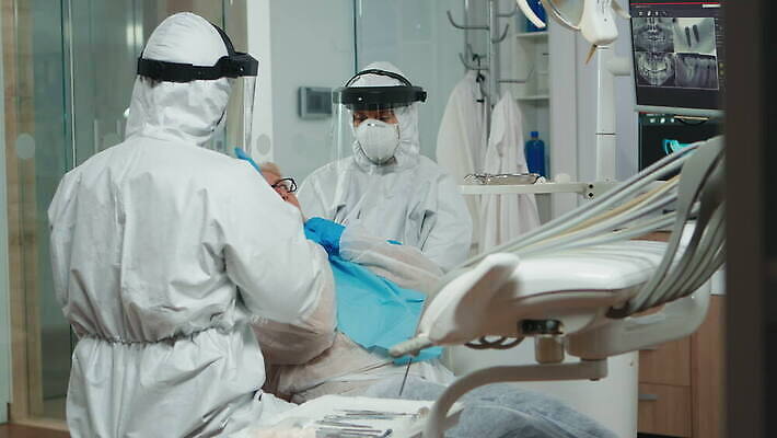 직업 얼굴 컨셉 엑스레이 치과 병원 작업복 말하기 가면 정장 약 장비 환자 의사 도구 램프 입 바이러스 치아 보호 보호장비 치과의사 방패 외과 위생관리 치아교정 코로나바이러스 뉴노멀 4K 구강학 MOV 해외동영상 클립영상 옷 의학 모션 조명 관리 신체부위 경제 의료진 소화기관 교정 동영상 파일형식