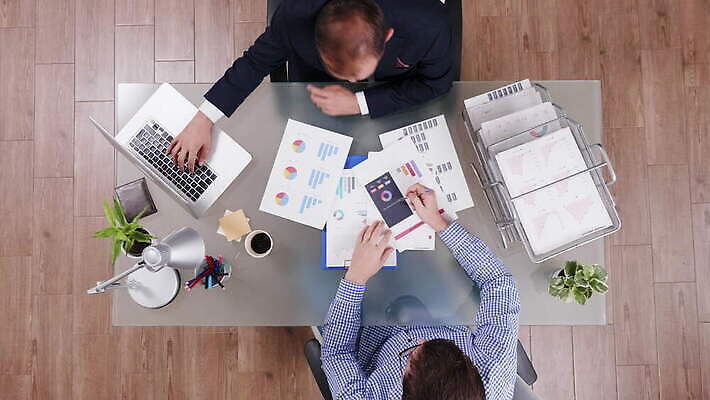 커피 비즈니스 CEO 탁자 직장 관리 사람 정장 두명 컵 금융 노트북 컴퓨터 사무실 마시기 직장인 비즈니스맨 책상 컨설턴트 경영자 문서 파일 경영 서류판 회계사 4K MOV 해외동영상 클립영상 직업 식기 옷 남자 음료 가구 회사 모션 경제 전자제품 사무용품 전문직 상담 리더 동영상 파일형식